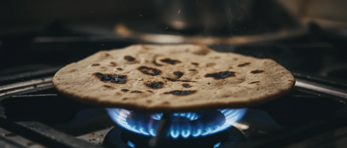 காஸ் அடுப்புத் தீயில் சப்பாத்தி சுடுதல்