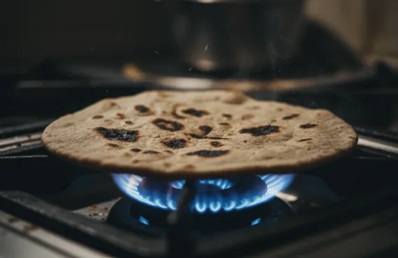 காஸ் அடுப்புத் தீயில் சப்பாத்தி சுடுதல்